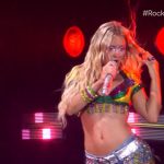 Zara Larsson transforma chuva em show no Rock in Rio 2026