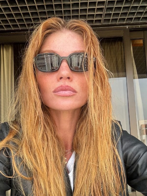 Cintia Dicker de vermelho e Pedro Scooby apaixonado nos comentários