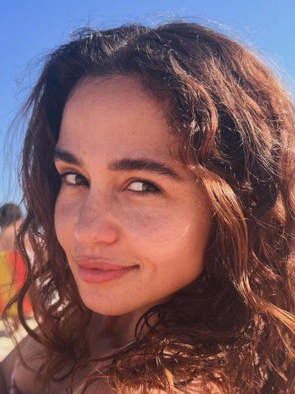 Nanda Costa chama Emilie Rey de "gostosa" e ela responde com uma única palavra