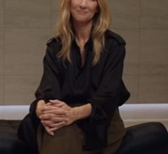 Céline Dion canta e dança na porta do hotel em Paris e fãs viram para trás