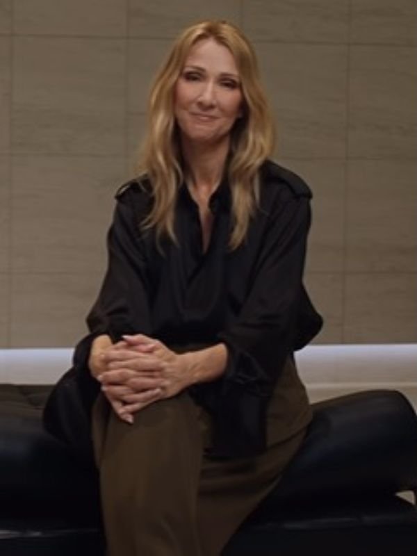 Céline Dion canta e dança na porta do hotel em Paris e fãs viram para trás
