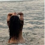 Salma Hayek nua aos 60: fotos do mergulho no mar viram febre na internet