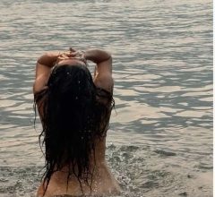 Salma Hayek nua aos 60: fotos do mergulho no mar viram febre na internet