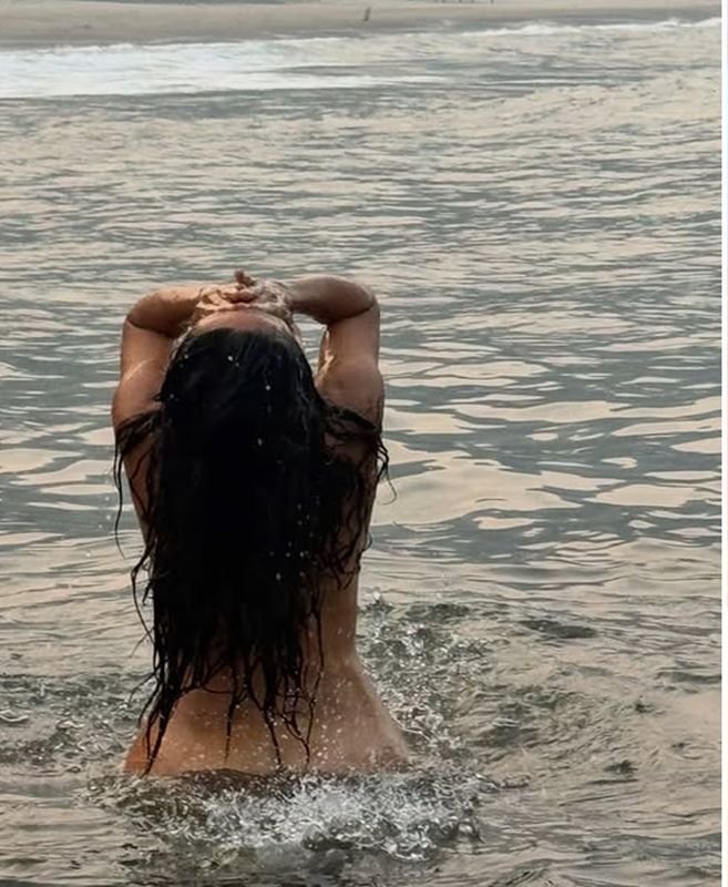 Salma Hayek nua aos 60: fotos do mergulho no mar viram febre na internet