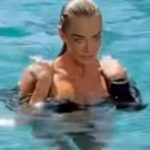 Denise Richards de volta à piscina e o mundo agradece