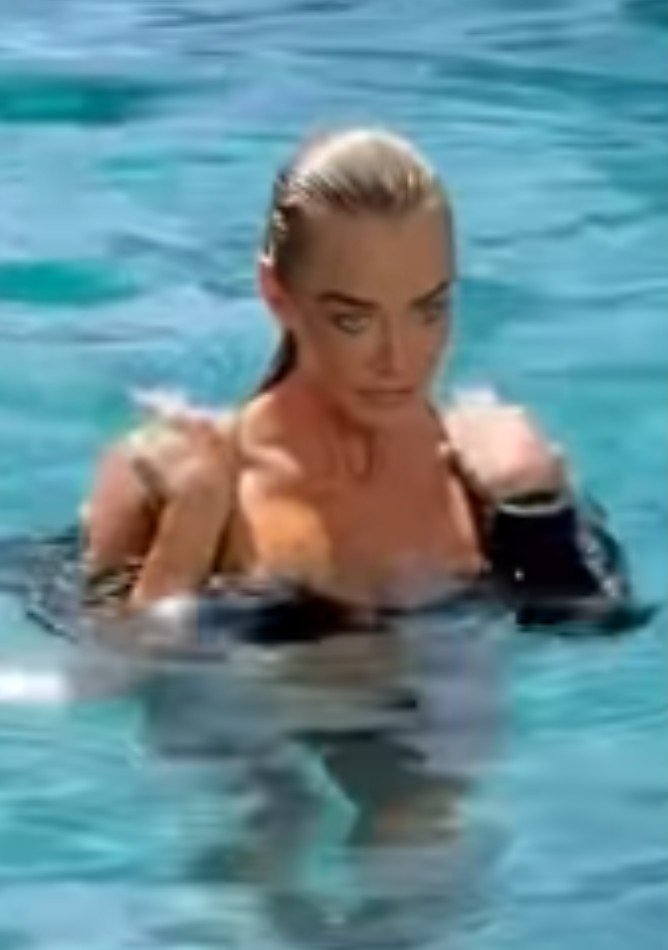 Denise Richards de volta à piscina e o mundo agradece