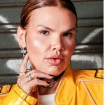 Thais Carla exibe anel e assume namoro no Rock in Rio