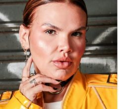 Thais Carla exibe anel e assume namoro no Rock in Rio