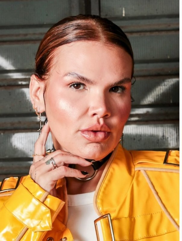Thais Carla exibe anel e assume namoro no Rock in Rio