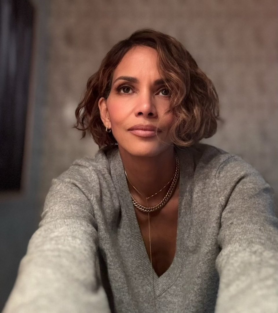 Zendaya homenageia Halle Berry no Emmy 2026 e recebe resposta da atriz