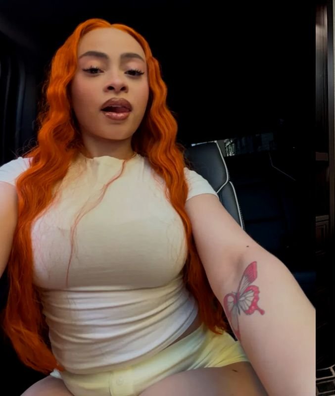 Ice Spice tatua "Saint" e "Sinner" logo abaixo dos glúteos e fans surtam