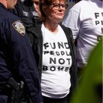 Susan Sarandon e Hannah Einbinder presas em protesto contra Netanyahu na ONU