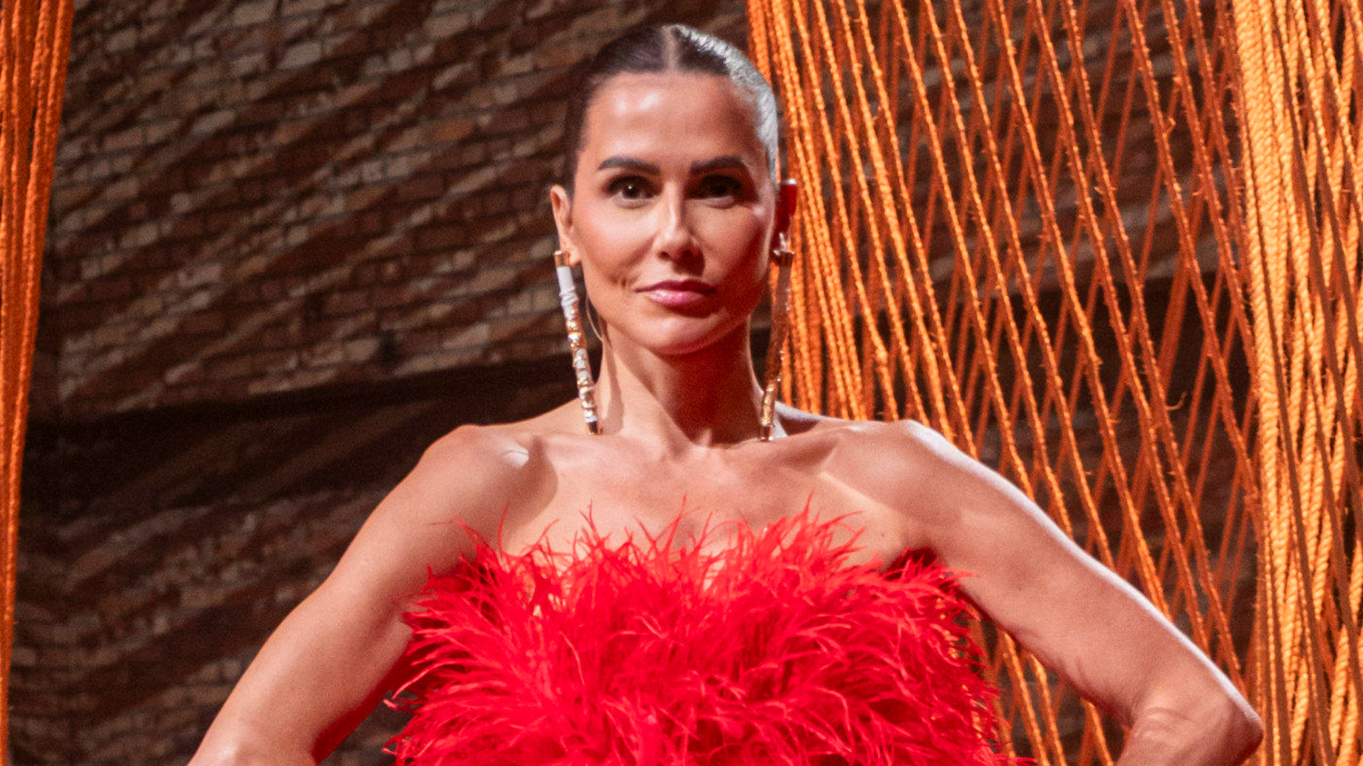 Deborah Secco fecha acordo com vizinho de 96 anos após processo de infiltração