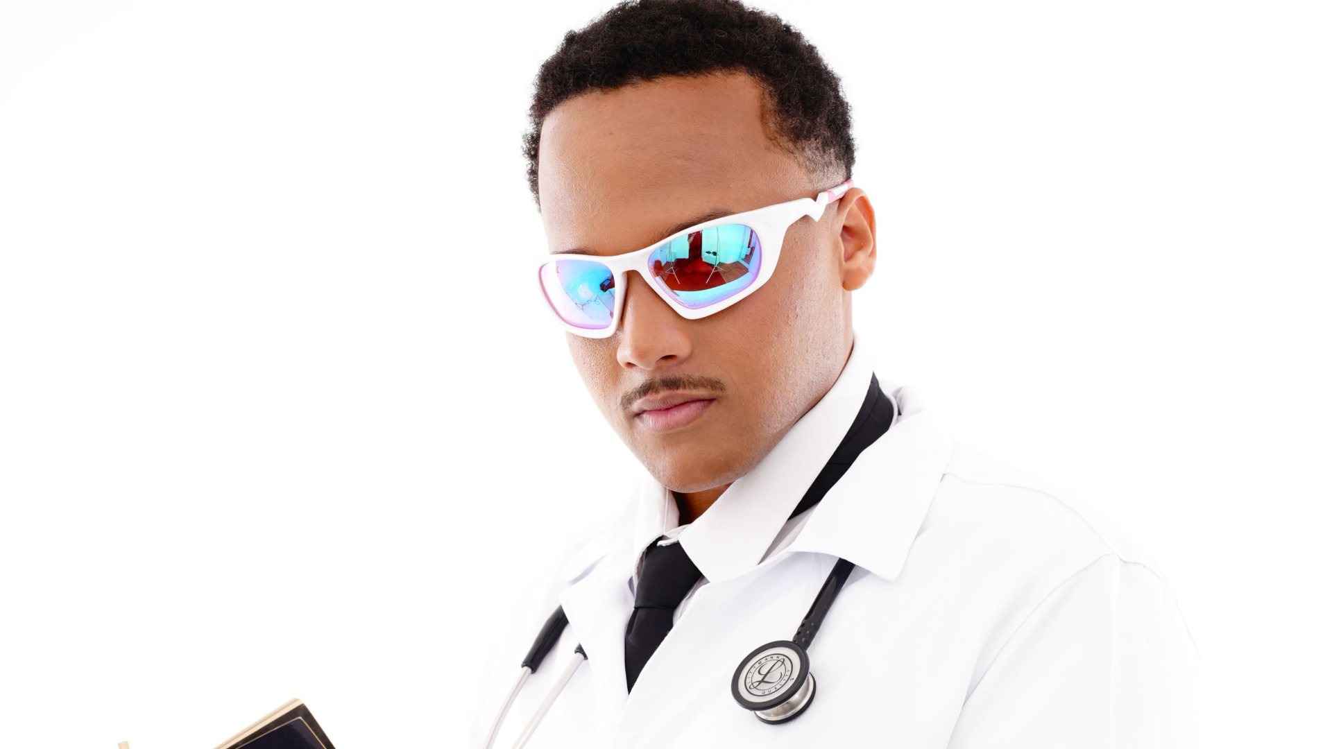 Estudante de medicina denuncia racismo após publicar ensaio de formatura