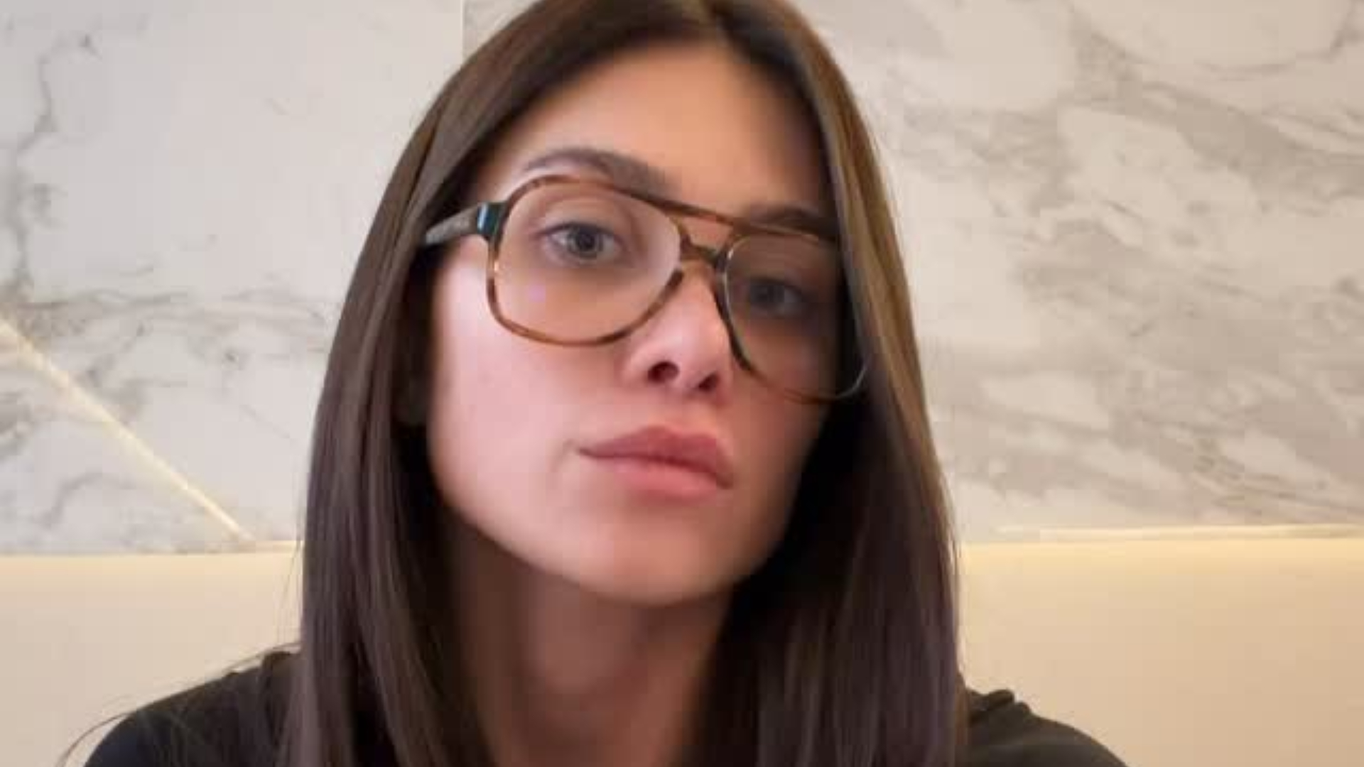 Flavia Pavanelli leva 13 pontos após box estilhaçar no banho e alerta: "Passou perto de uma artéria"