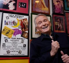 Bob Mackie, o estilista que vestiu Cher e Madonna, morre aos 87 anos