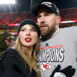 Taylor Swift mostra aliança e diz "esse é o meu marido" ao vivo na NFL