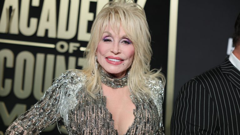 Sobrinha de Dolly Parton revela por que cantora manteve câncer em segredo