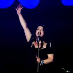 Lola Young estreia no Brasil com vocal impressionante e plateia rala no Rock in Rio