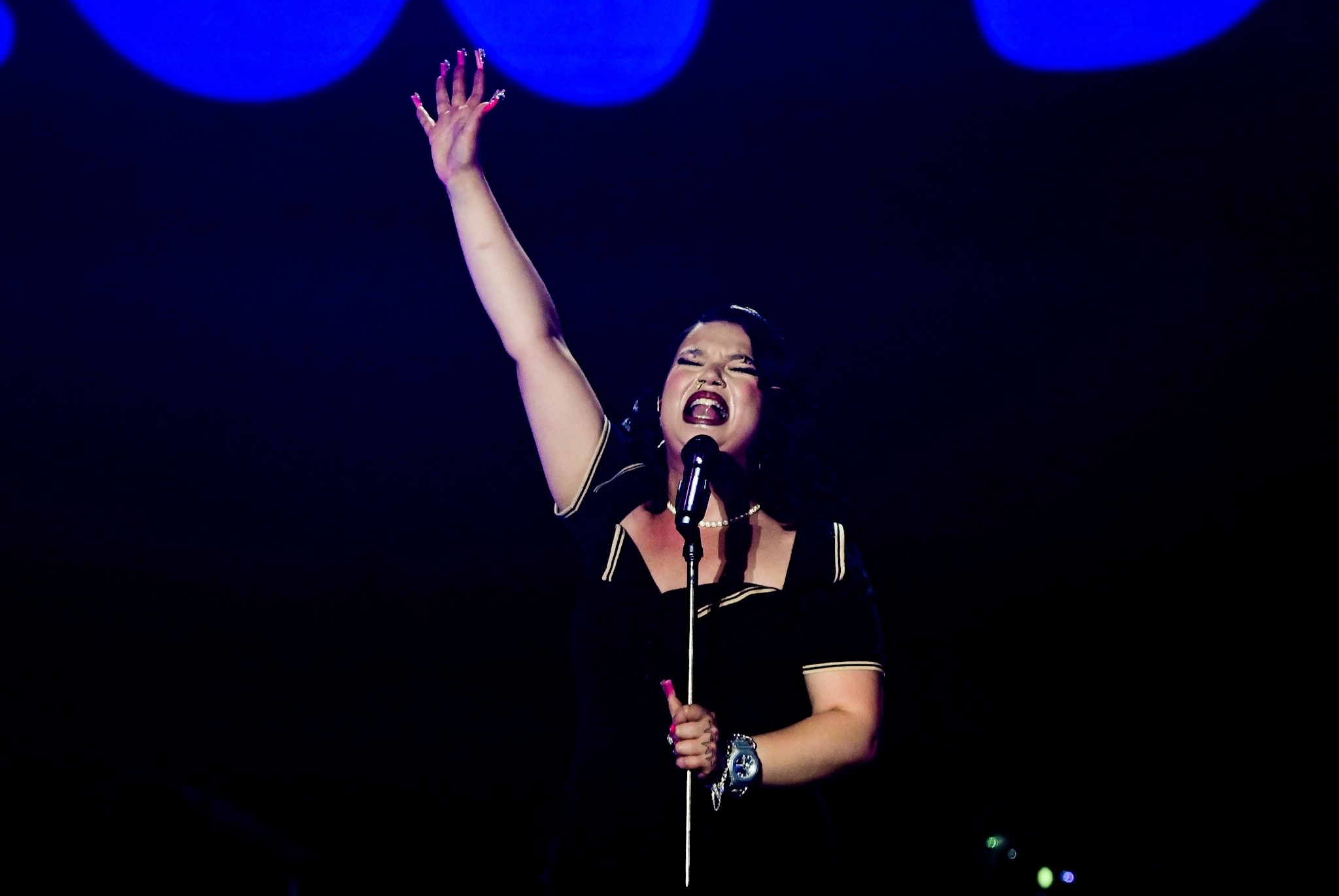 Lola Young estreia no Brasil com vocal impressionante e plateia rala no Rock in Rio
