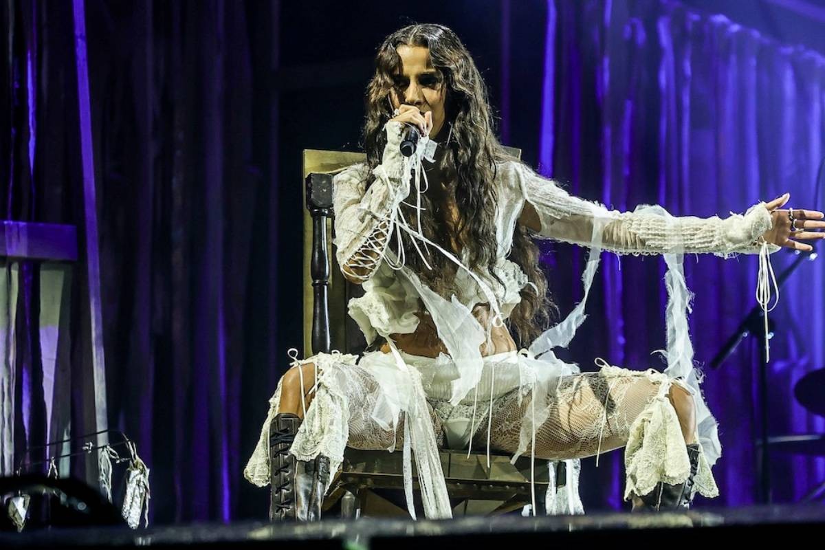 Marina Sena rasga boneco de pano no Rock in Rio 2026 e entrega catarse ao vivo