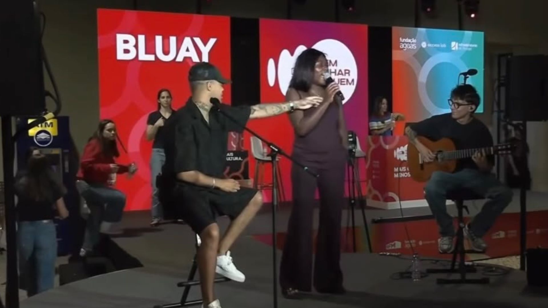 Stella invade show em Lisboa e explica letra do Pingo Doce: "Vi o supermercado"