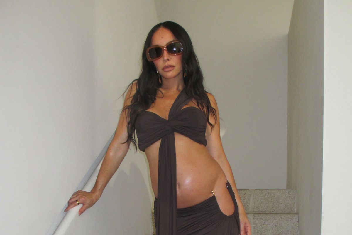 Sabrina Sato ignora o frio de SP e exibe barrigão em look de top e saia