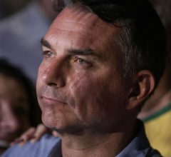 Flávio na TV: nega golpe, defende pai condenado e não explica propostas