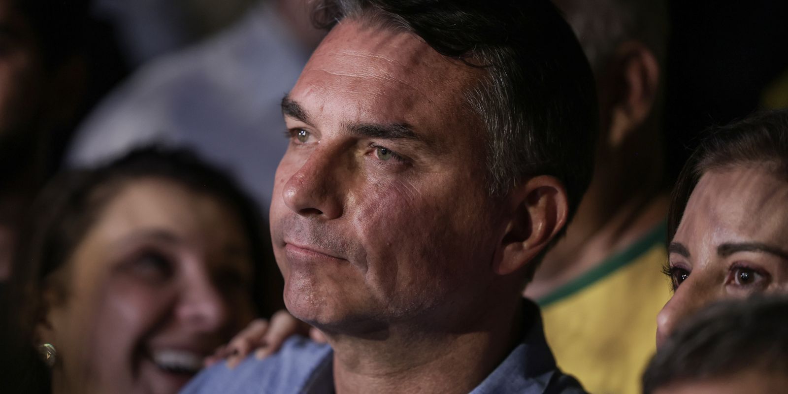 Flávio na TV: nega golpe, defende pai condenado e não explica propostas