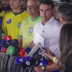Moraes proíbe Flávio Bolsonaro de sair do país e manda entregar passaportes à PF