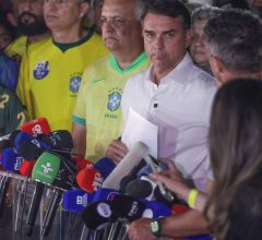 Moraes proíbe Flávio Bolsonaro de sair do país e manda entregar passaportes à PF
