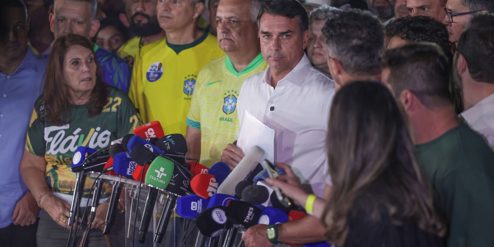 Moraes proíbe Flávio Bolsonaro de sair do país e manda entregar passaportes à PF