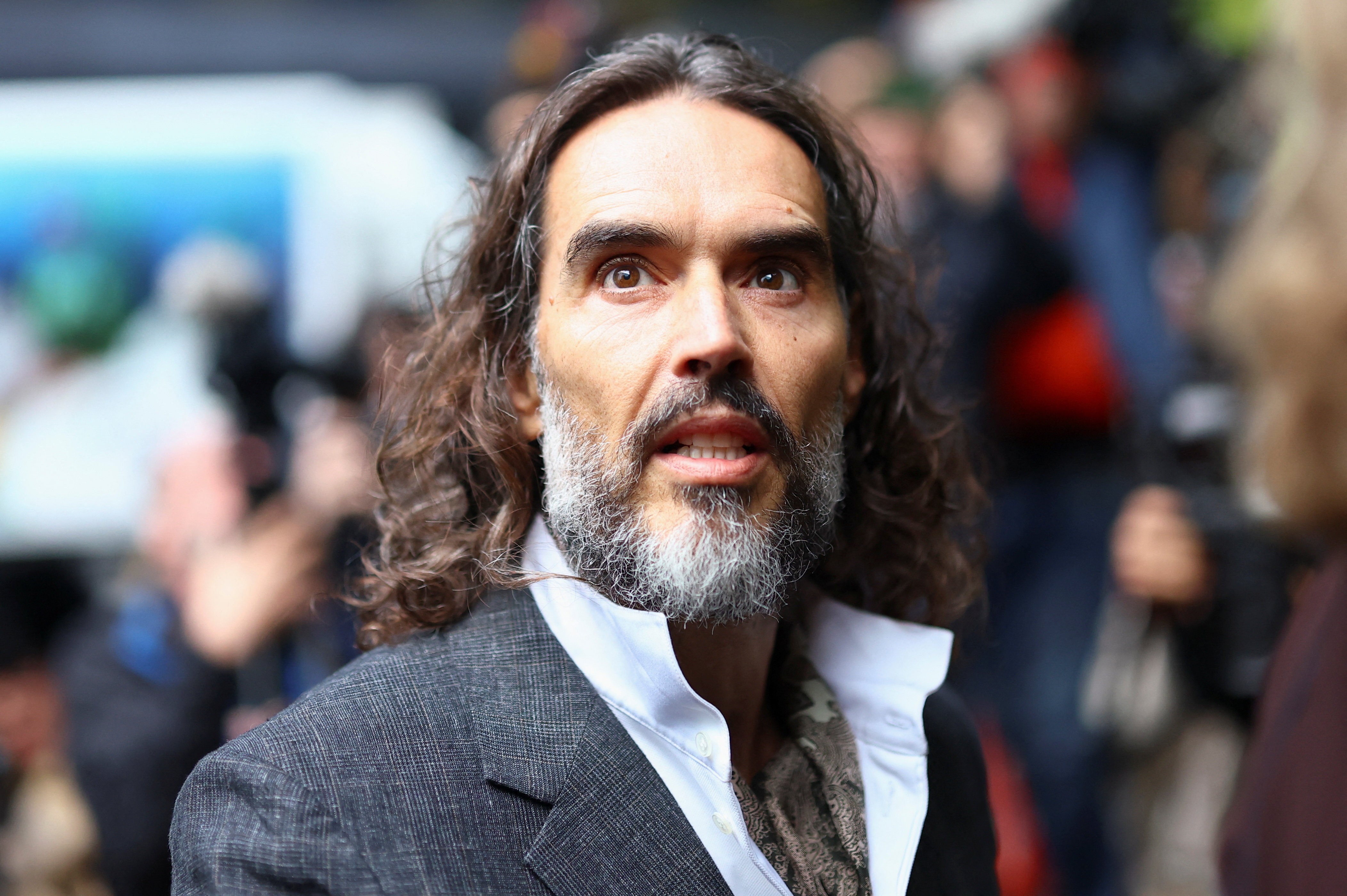 Russell Brand no banco dos réus: o que as mulheres disseram em tribunal