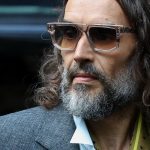 "Fechei os olhos e tentei não estar ali": terceira denunciante de Russell Brand descreve o momento do suposto estupro ao