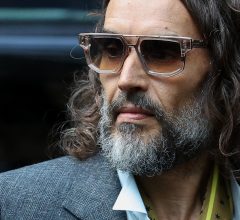 "Fechei os olhos e tentei não estar ali": terceira denunciante de Russell Brand descreve o momento do suposto estupro ao