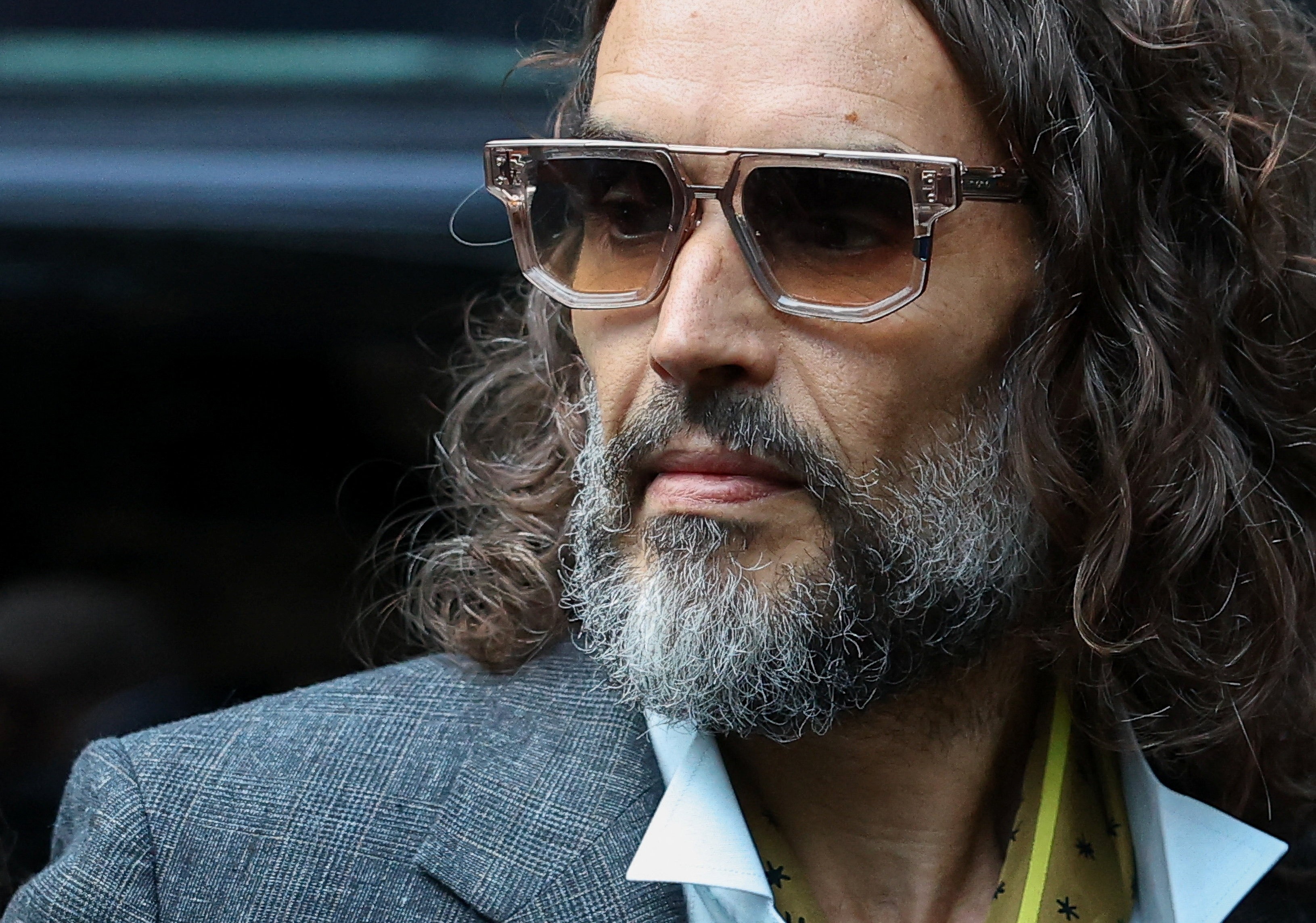 "Fechei os olhos e tentei não estar ali": terceira denunciante de Russell Brand descreve o momento do suposto estupro ao