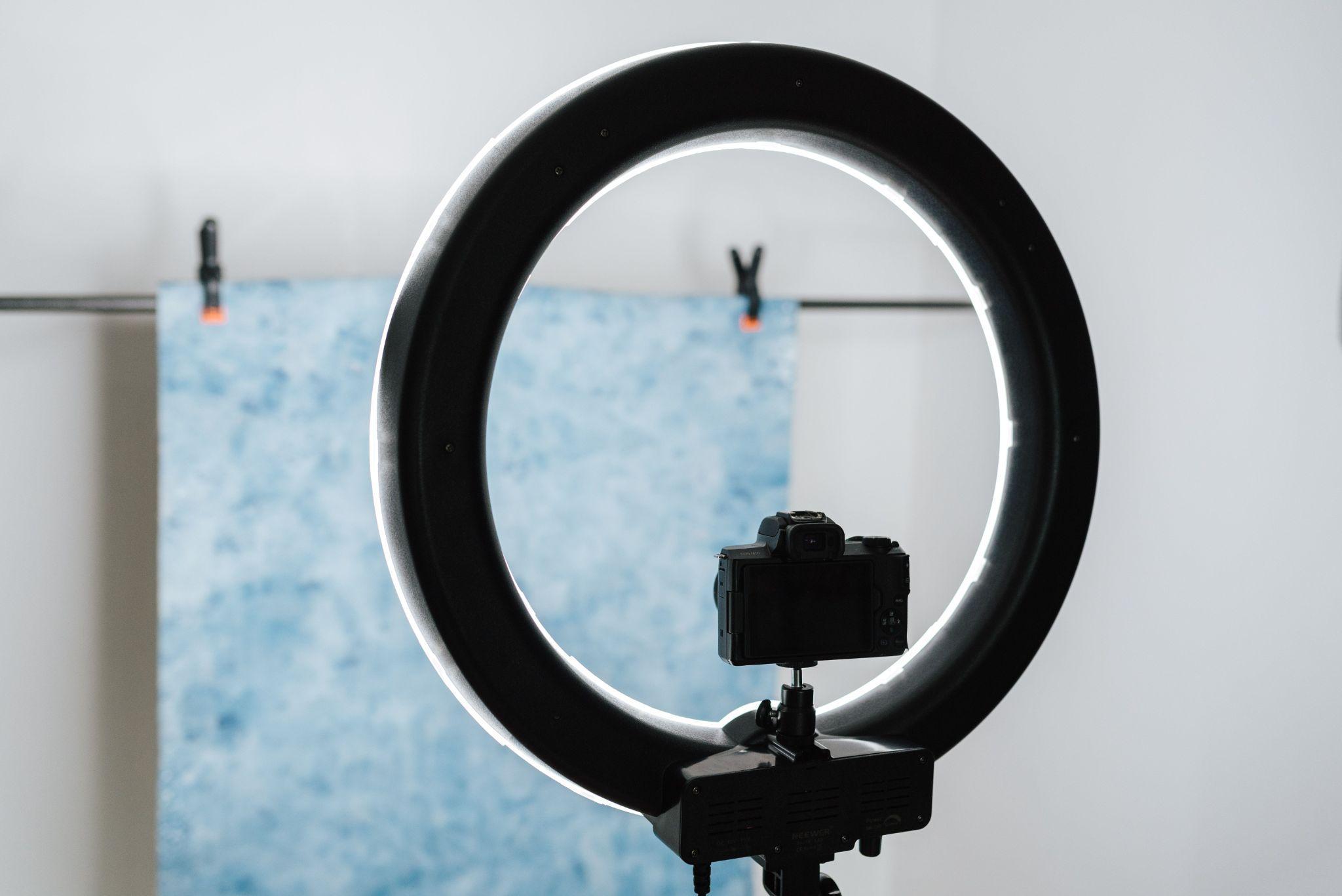 Câmera posicionada em ring light para gravação de vídeo