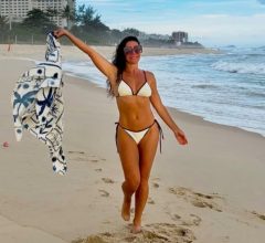Aos 55, Mylla Christie posa de biquíni no Rio e elogios tomam conta dos comentários