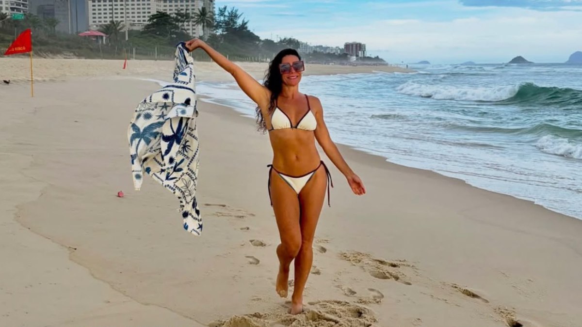 Aos 55, Mylla Christie posa de biquíni no Rio e elogios tomam conta dos comentários