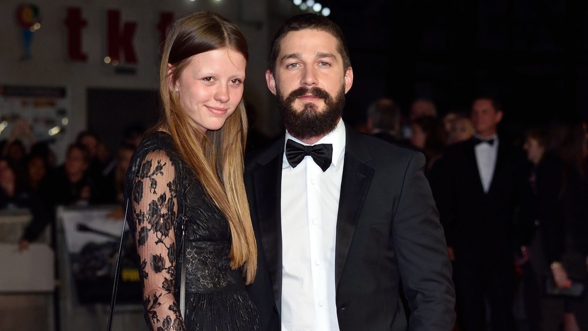 Mia Goth pede divórcio de Shia LaBeouf e já marcou a data no calendário