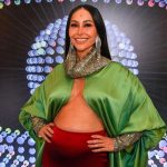 Sabrina Sato rouba chocolate da filha em voo e admite: "Comi inteira"