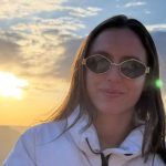 Atriz brasileira presa pelo ICE em Los Angeles está detida há mais de um mês