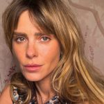 Carolina Dieckmann posa em jardineira jeans e para a internet