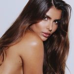 Isabella Arantes exibe tatuagem escondida em ensaio topless e internet vai ao delírio