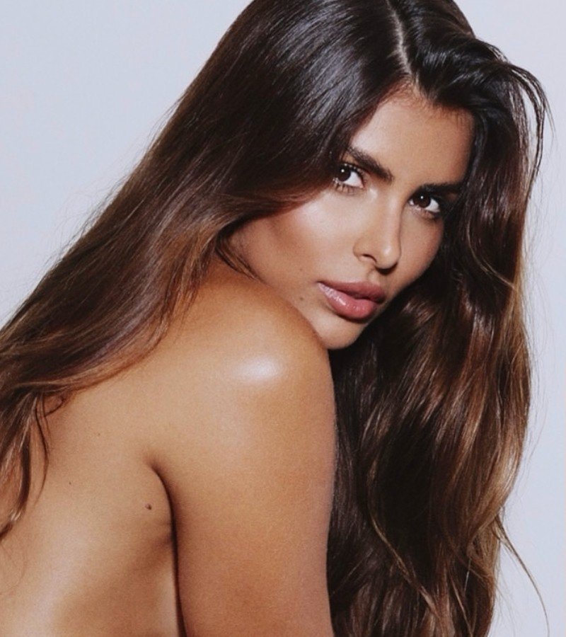 Isabella Arantes exibe tatuagem escondida em ensaio topless e internet vai ao delírio