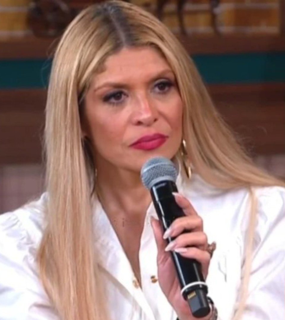 Carol Lekker anuncia morte de Rick Sollo para Adryana ao vivo e web vai ao chão