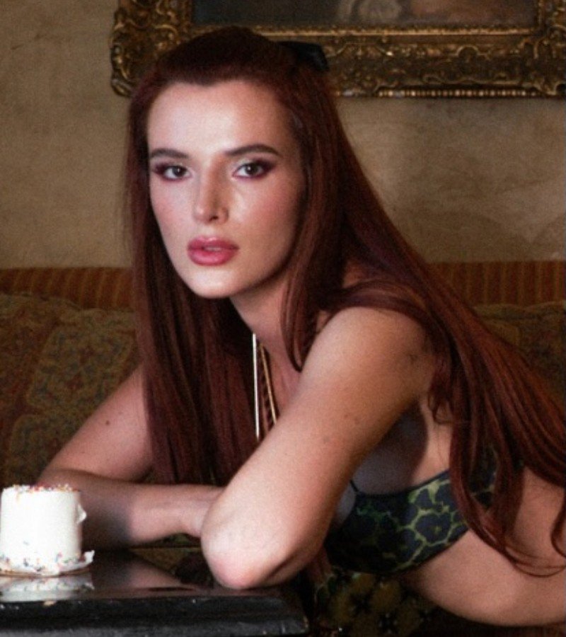Bella Thorne faz 29 anos e celebra com ensaio que parou a internet
