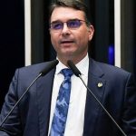 EUA mandou Flávio Bolsonaro apagar "presidente eleito" da carta