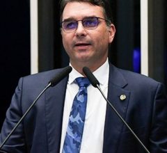 EUA mandou Flávio Bolsonaro apagar "presidente eleito" da carta