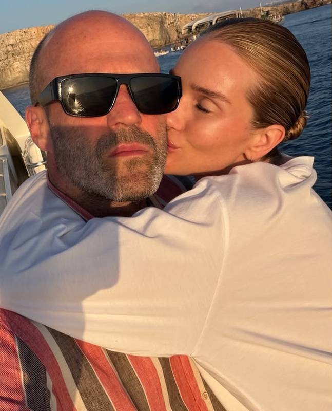 Rosie Huntington-Whiteley volta à Victoria's Secret depois de 16 anos com filhos na plateia